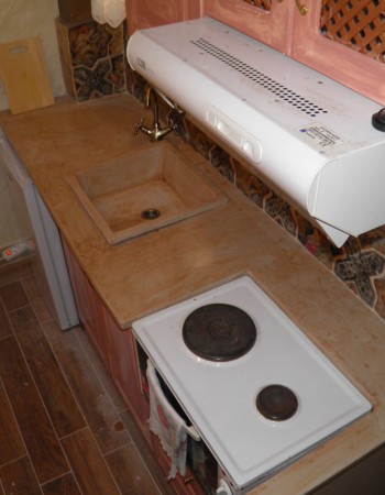 Χειροποίητη Κουζίνα από Travertino Και Ζωγραφιστά Μοναστηριακά Πλακάκια Χειροποίητη Κουζίνα από Travertino Και Ζωγραφιστά Μοναστηριακά Πλακάκια