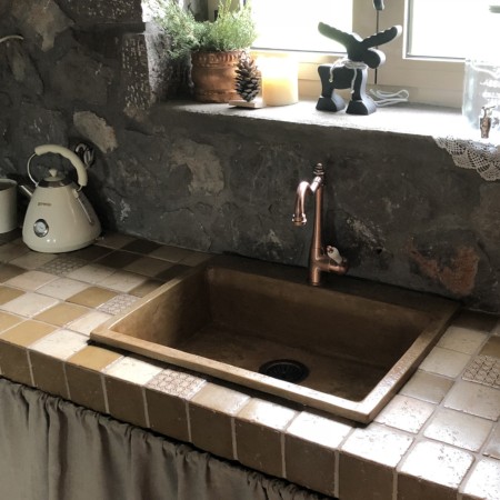 Χειροποίητος Νεροχύτης Travertino Χτιστός Πάγκος με Χειροποίητα Πλακάκια Vintage Creations Χειροποίητος Νεροχύτης Travertino Χτιστός Πάγκος με Χειροποίητα Πλακάκια Vintage Creations
