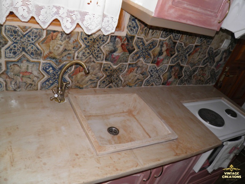 Χειροποίητη Κουζίνα από Travertino Και Ζωγραφιστά Μοναστηριακά Πλακάκια Χειροποίητη Κουζίνα από Travertino Και Ζωγραφιστά Μοναστηριακά Πλακάκια