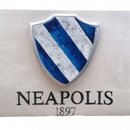 Πινακίδα Τραβερτίνο Πέτρινη Ξενοδοχείου Με Ανάγλυφο Λογοτυπο Neapolis Hote Πινακίδα Τραβερτίνο Πέτρινη Ξενοδοχείου Με Ανάγλυφο Λογοτυπο Neapolis Hote