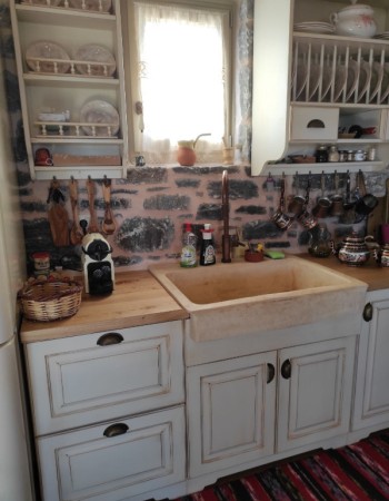 Rustic νεροχύτης κουζίνας πέτρινος τραβερτίνο με μια γούρνα 