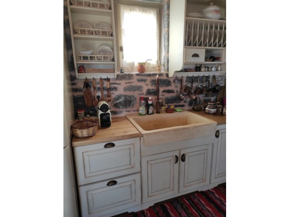 Rustic νεροχύτης κουζίνας πέτρινος τραβερτίνο με μια γούρνα 