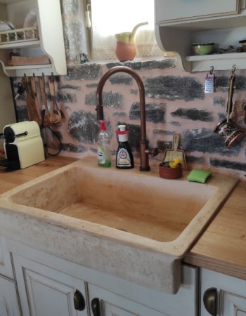 Rustic νεροχύτης κουζίνας πέτρινος τραβερτίνο με μια γούρνα 