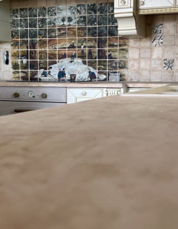 Κουζίνα antique Νεφέλη με πάγκο και πλακάκια τραβερτίνο 