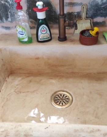 Rustic νεροχύτης κουζίνας πέτρινος τραβερτίνο με μια γούρνα 