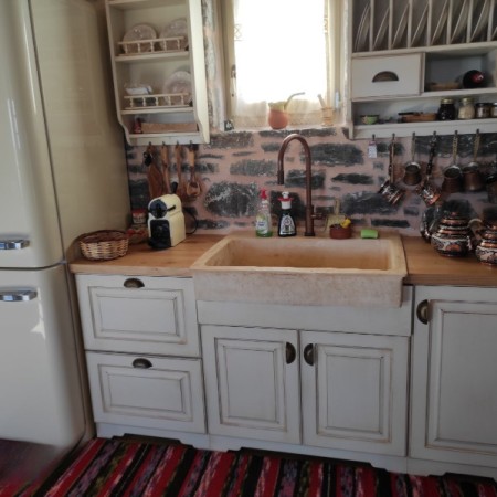 Rustic νεροχύτης κουζίνας πέτρινος τραβερτίνο με μια γούρνα Rustic νεροχύτης κουζίνας πέτρινος τραβερτίνο με μια γούρνα