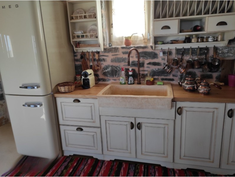 Rustic νεροχύτης κουζίνας πέτρινος τραβερτίνο με μια γούρνα 
