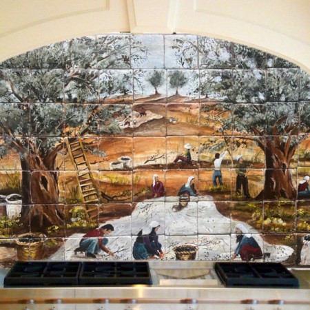 Πλακάκια κουζίνας τραβερτίνο με ζωγραφική παράσταση ελαιώνας 