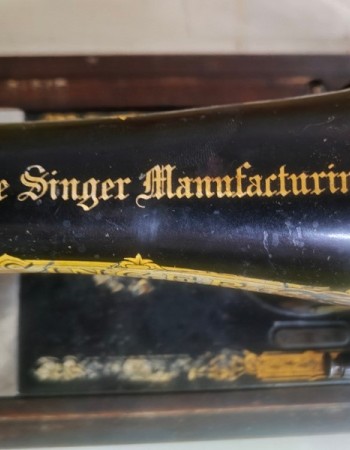 Προσφορά Αντίκα Φορητή Ραπτομηχανή Singer 90,00 € Προσφορά Αντίκα Φορητή Ραπτομηχανή Singer 90,00 €
