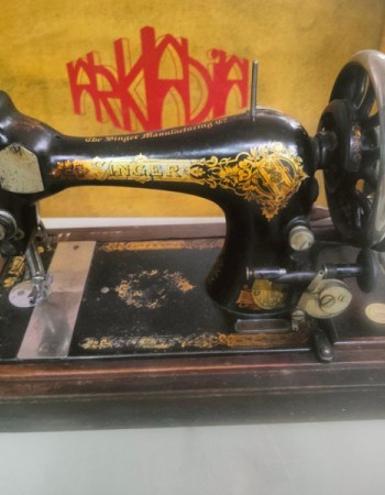 Προσφορά Αντίκα Φορητή Ραπτομηχανή Singer 90,00 € Προσφορά Αντίκα Φορητή Ραπτομηχανή Singer 90,00 €