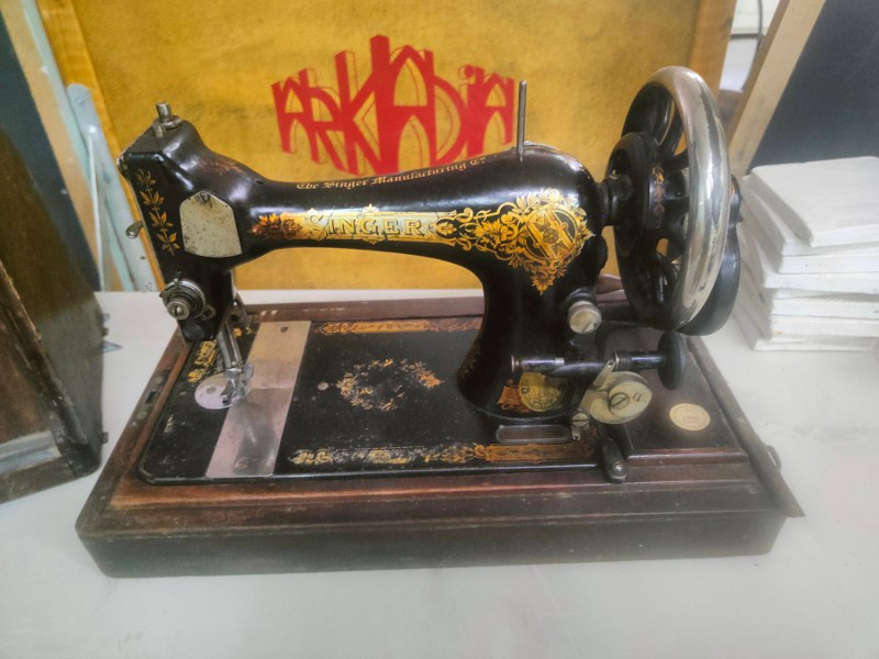 Προσφορά Αντίκα Φορητή Ραπτομηχανή Singer 90,00 € Προσφορά Αντίκα Φορητή Ραπτομηχανή Singer 90,00 €