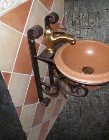 Χειροποίητοι νιπτήρες wc με μεταλλικές βάσεις τοίχου Πύργος. Χειροποίητοι νιπτήρες wc με μεταλλικές βάσεις τοίχου Πύργος.