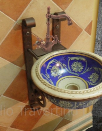 Χειροποίητοι νιπτήρες wc με μεταλλικές βάσεις τοίχου Πύργος. Χειροποίητοι νιπτήρες wc με μεταλλικές βάσεις τοίχου Πύργος.