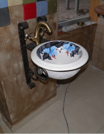 Χειροποίητοι νιπτήρες wc με μεταλλικές βάσεις τοίχου Πύργος.
