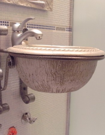 Χειροποίητοι νιπτήρες wc με μεταλλικές βάσεις τοίχου Πύργος.